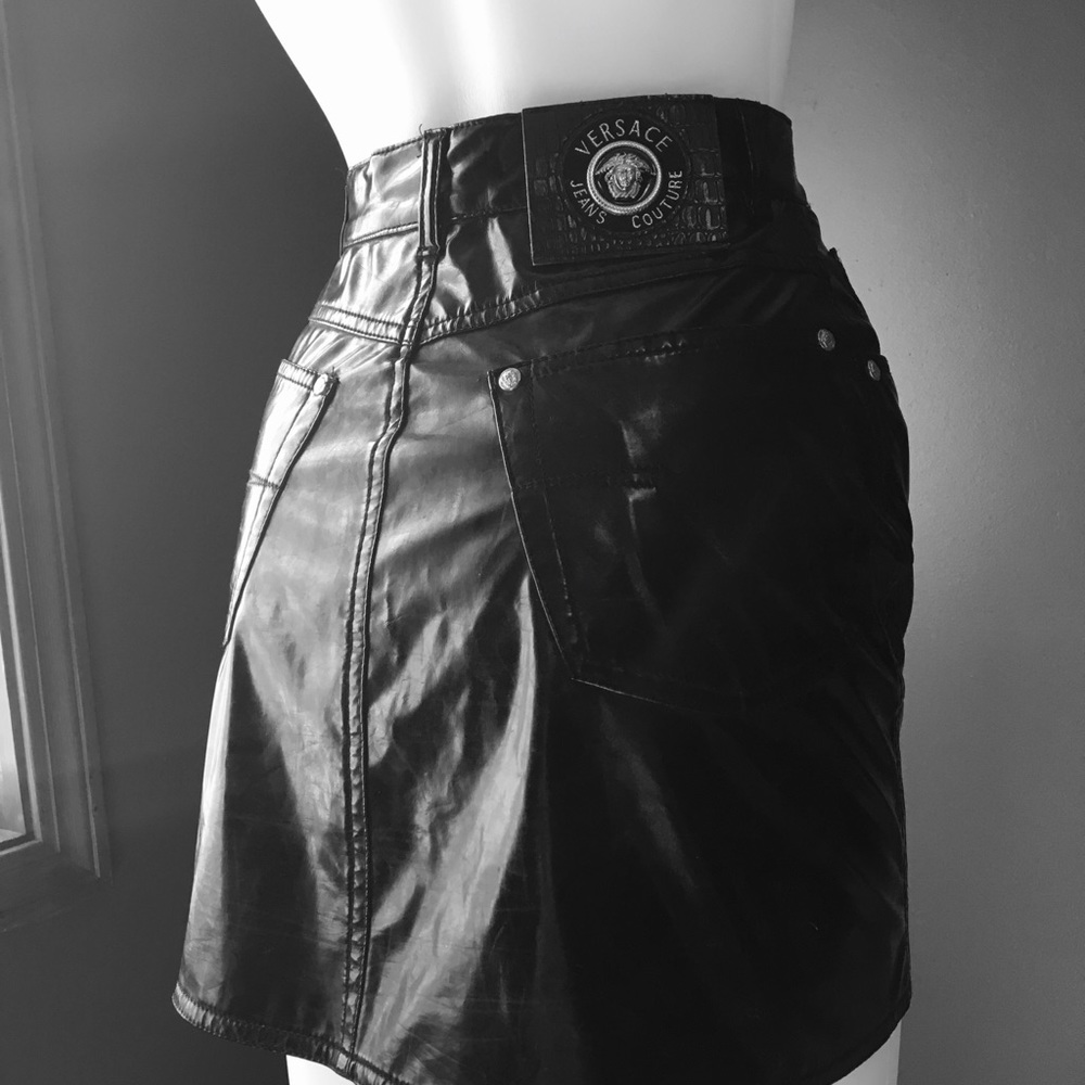 ❌SOLD❌ 🇮🇹 VTG Versace ‘Leatherette’ Skirt - Picture 3 of 8